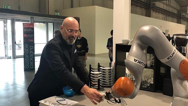 A Cibus Tec la giornata dei robot collaboratori. Uno ha servito il caffè a Bonaccini