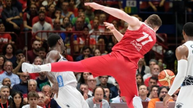 Gudaitis ringrazia i tifosi dell'Olimpia Milano