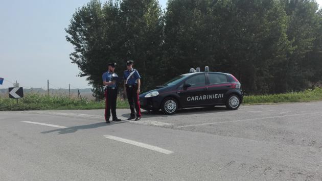 Picchiava la compagna e le impediva di uscire: arrestato 53enne nella Bassa