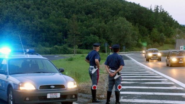 Lancia tre gattini dall'auto sull'Autocisa