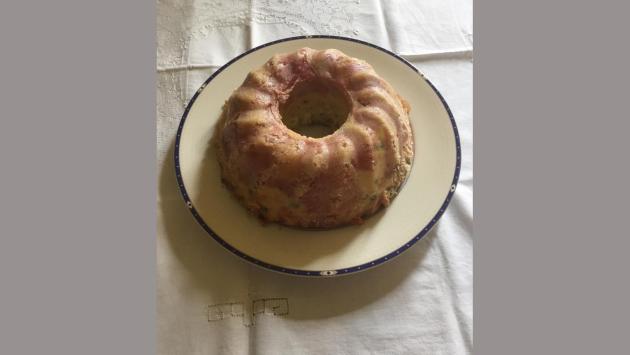 Una corona  con  mozzarella piselli e funghi