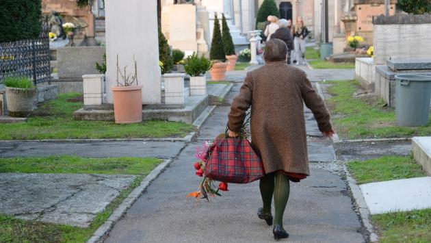 Cimiteri: orari di apertura e modifiche alla viabilità per il ponte