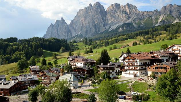 Camion fuori strada a Cortina D'Ampezzo, statale chiusa
