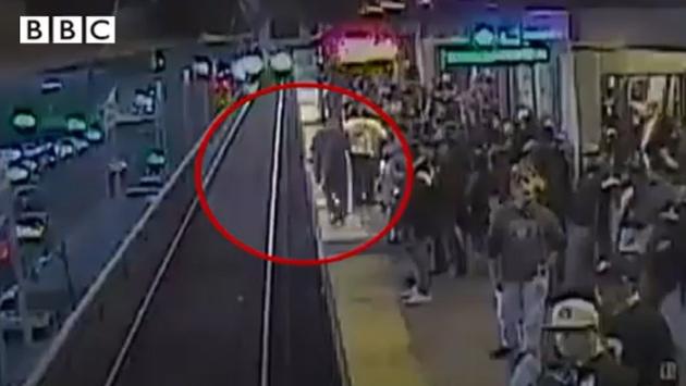 California, cade sui binari della metro mentre arriva il treno: passeggero salvato a Oakland - Video 