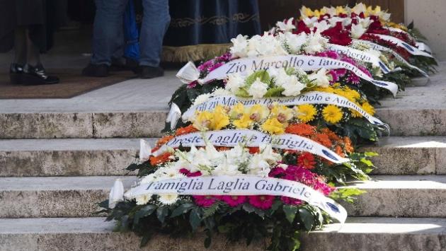 Omicidio Sacchi:chiesa gremita per l'addio