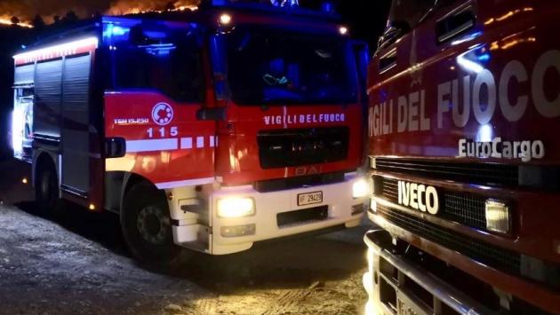 Tir va a fuoco ed esplode in A1 nel tratto bolognese, due vigili del fuoco feriti