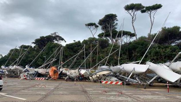 Tromba d'aria a Santa Marinella: impressionante fila di imbarcazioni cappottate - Video 