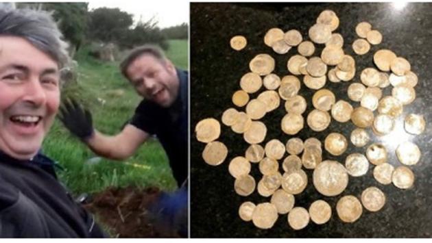 Perde la fede nuziale, la cercano con il metal detector e trovano un tesoro del 1500 - Video