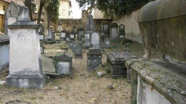 Profanate 80 lapidi in un cimitero ebraico in Danimarca
