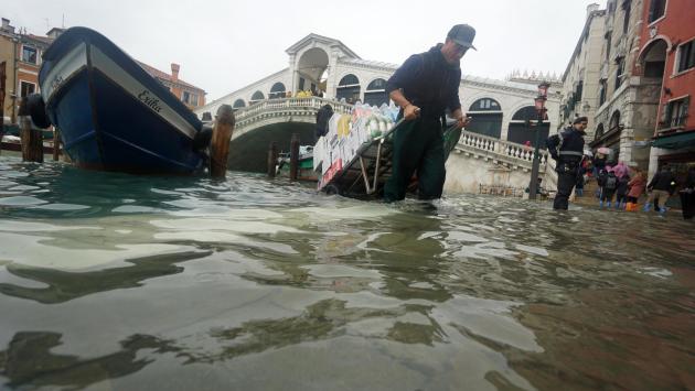Venezia, acqua alta record: arriverà a un metro e settanta