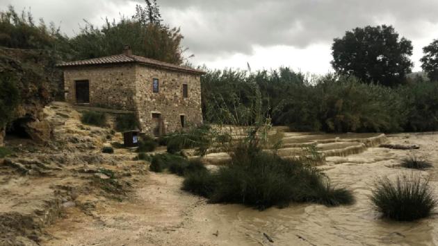 Un'ondata di piena travolge le cascate termali di Saturnia