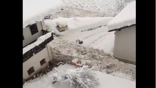 Valanga in val Martello, danneggiate case, masse neve e alberi sradicati - Video