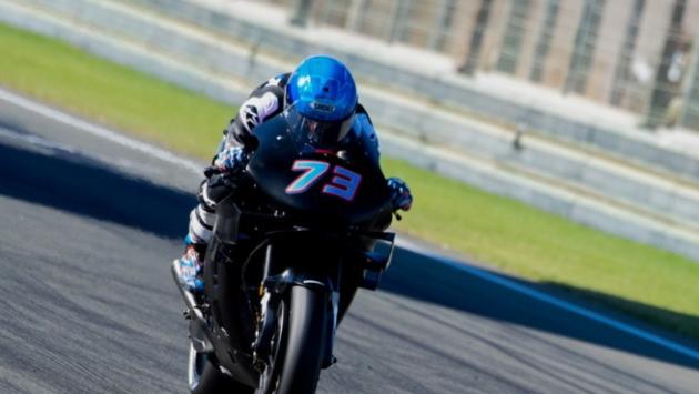 Viñales avanti a metà giornata, cadono i Marquez