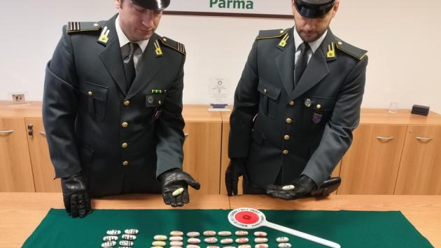 Un chilo di droga nello stomaco: arrestato 'ovulatore'