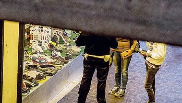 Rubano il portafogli a un compagno di classe: quattro minorenni denunciati
