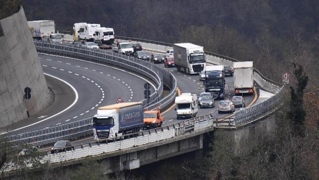 Viadotto crollato: frana sotto controllo, riaperta l'autostrada