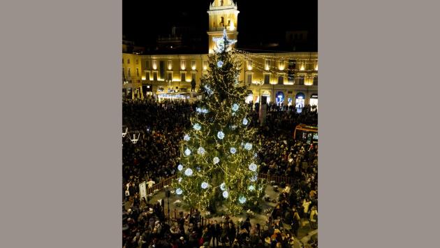 Si accendono gli alberi di Natale. E poi mercatini, corali e... supercotechino: l'agenda della domenica