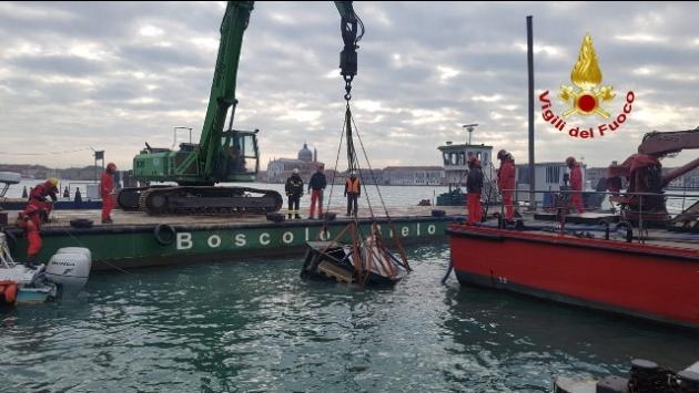 Venezia: recuperata l'edicola inghiottita dall'acqua alta