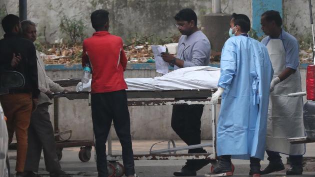 Incendio in un mercato di New Delhi, i morti salgono a 43