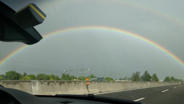 Doppio arcobaleno in autostrada 
