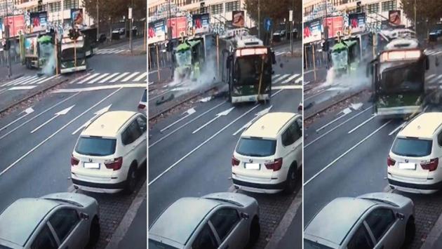 Scontro filobus-camion dei rifiuti: morta una donna  - Il video dello scontro