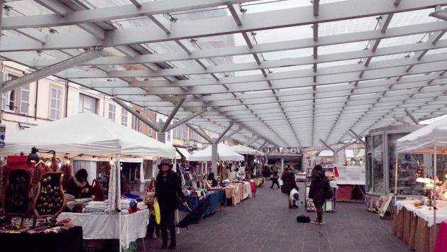 Tra i banchi del mercato in Ghiaia a caccia di... vittime: bloccata borseggiatrice