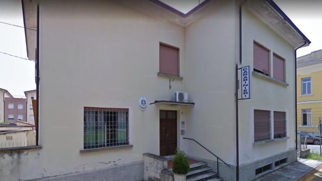 Scappa dall'ex che la pedina e si rifugia nella caserma di Fabbrico: arrestato l'uomo