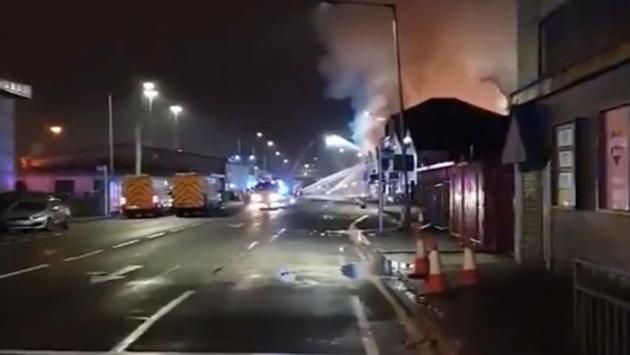 Spruzza deodorante nell'abitacolo e poi accende una sigaretta: l'auto esplode