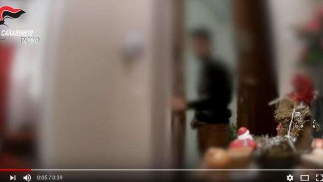 Ladro 'devoto' svaligia la casa in 3' poi  manda un bacio al presepe - Video 