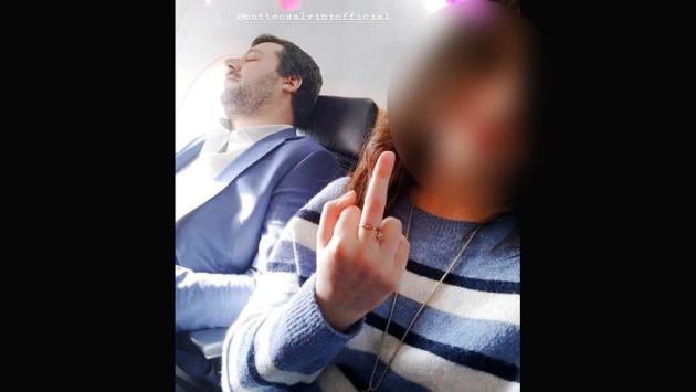 Posta la foto in cui fa il dito medio a Salvini in aereo, l'attacco del web
