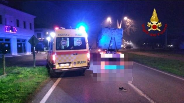 Camionista lo aiuta ma poi lo investe uccidendolo