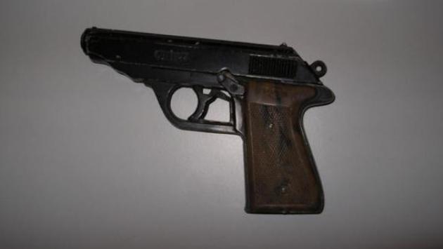 Usa, bimbo di 3 anni trova una pistola e spara al padre che dorme