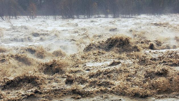 Con l'auto in una strada chiusa per l'allerta meteo, muore in Friuli