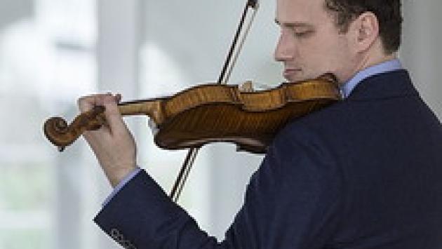 Il Capodanno della Toscanini è con il violinista e direttore Nikolaj Szeps (e con brindisi)