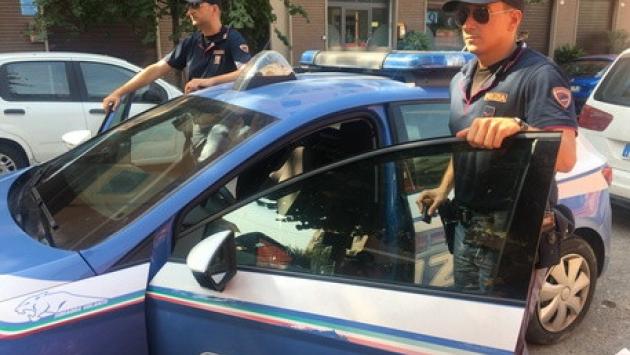 Ubriaca, morde poliziotto alla gamba e gli strappa la pelle