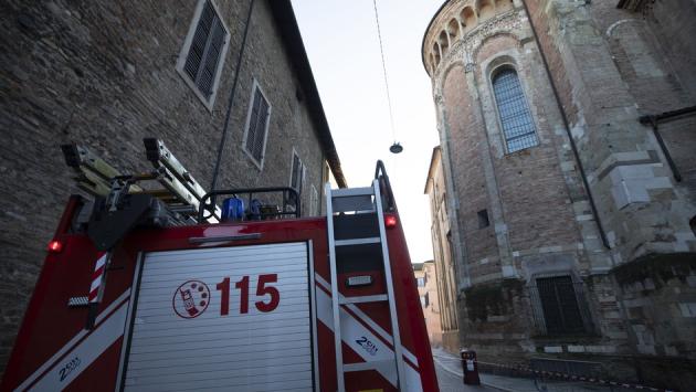 Si staccano alcuni frammenti dall'abside: transennato il marciapiede