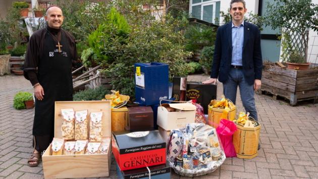 Il Comune dona alla mensa di Padre Lino i regali alimentari ricevuti