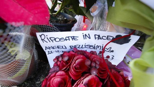 Morte investite: chiesa gremita per i funerali di Gaia e Camilla