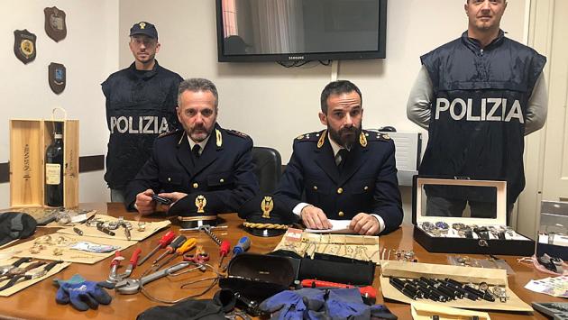 Furti in abitazione: due arresti. Recuperati orologi, penne e altra refurtiva