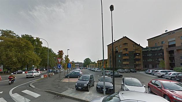 Piazzale Sicilia, scontro tra due moto: un ferito