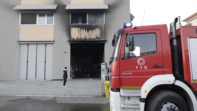 Incendio in una rimessa sopra un garage: paura a Corcagnano