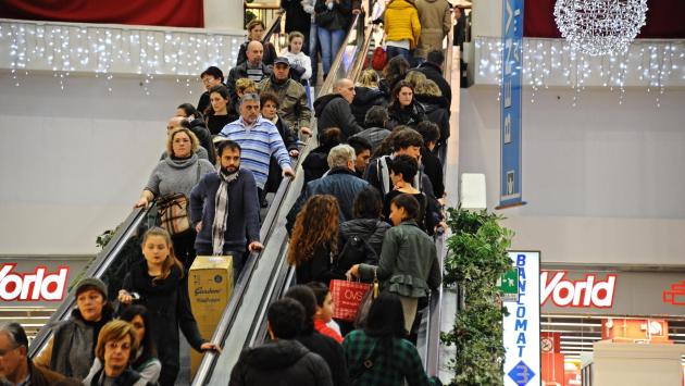 E' 'malata' di shopping compulsivo: Il giudice le toglie i soldi
