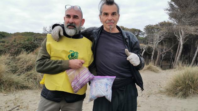 Piero Pelù pulisce la spiaggia di Feniglia: 'E' solo la prima tappa' - Video 