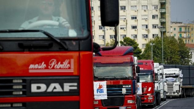 Rissa tra camionisti a colpi di spranga: un uomo in pericolo di vita