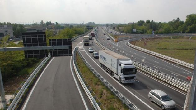 Scoppia una gomma a un camion in A15, al km 49, dopo Berceto: traffico bloccato e code