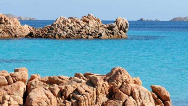 Gommone sugli scogli a La Maddalena, un morto 