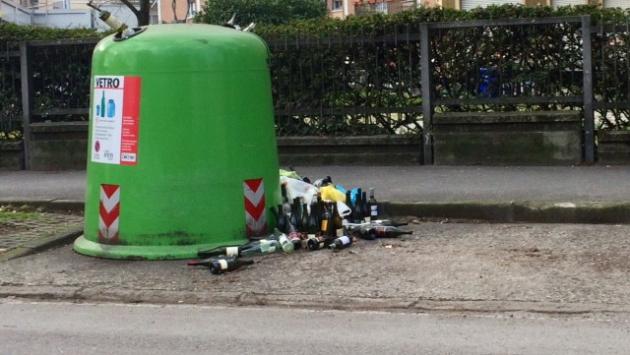 Via Torelli, ma il vetro non lo raccolgono?