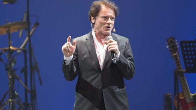 Massimo Ranieri cade dal palco: costola rotta