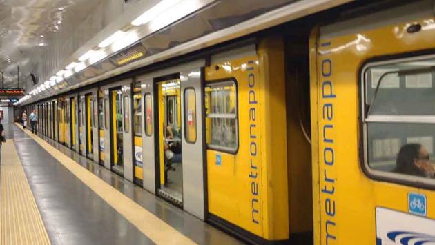 Scontro fra treni della metro a Napoli