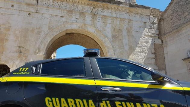 Favori al clan dei Casalesi: ai domiciliari due manager della Parmalat